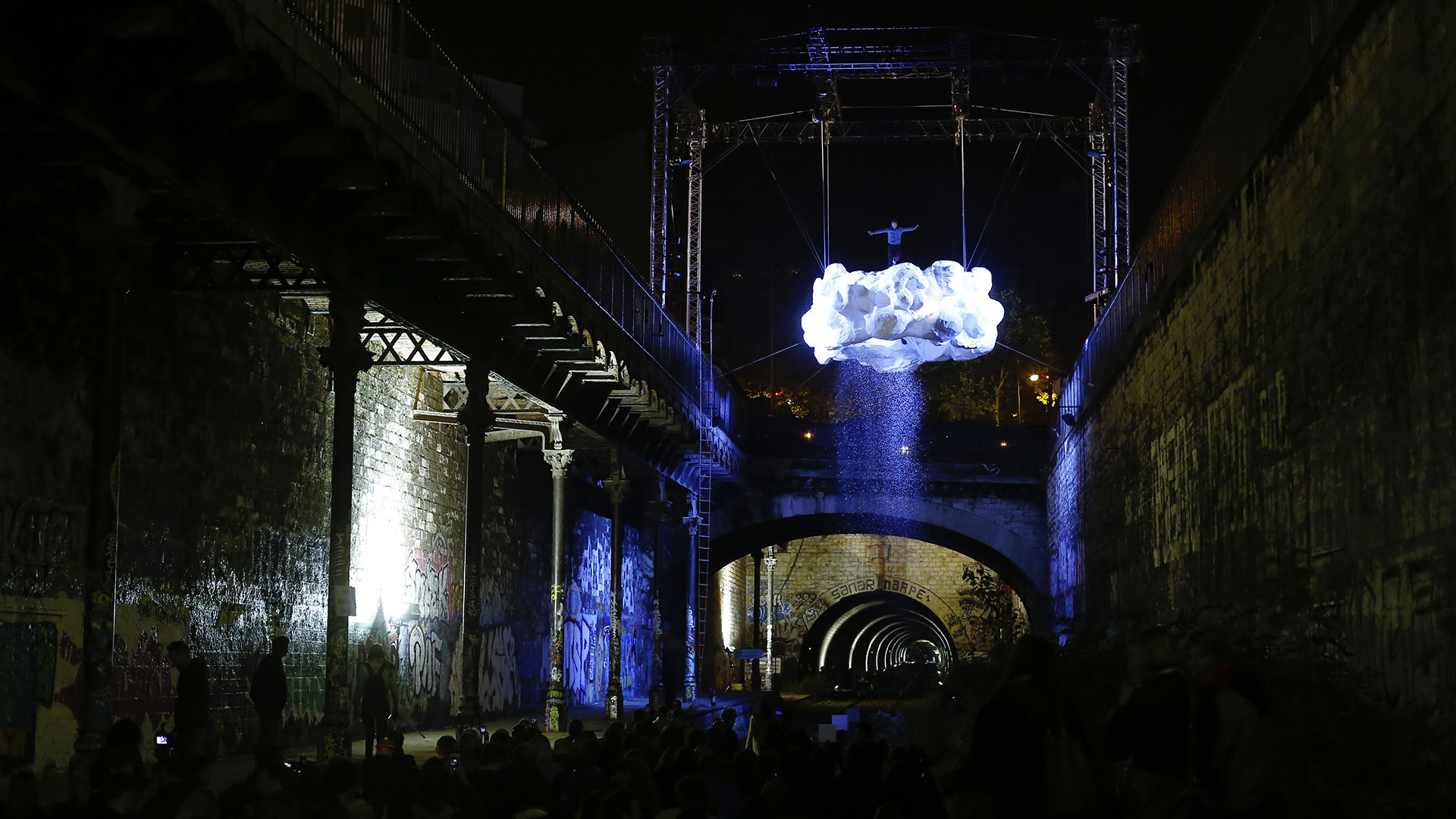 Nuit Blanche Acrobat Paris