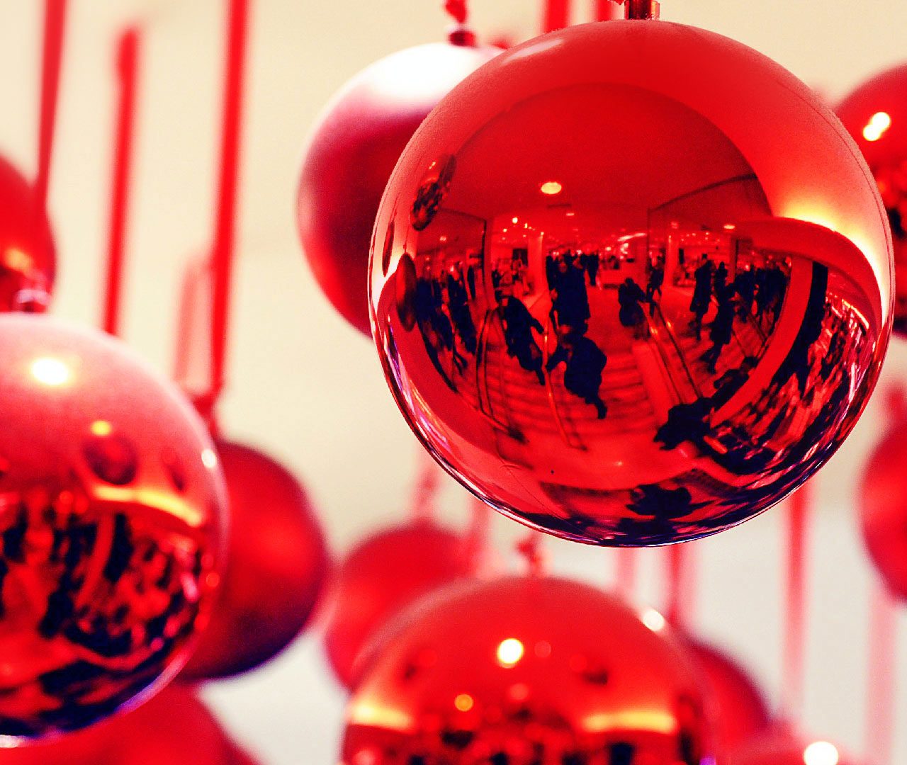 Shoppers Reflected – Bing Wallpaper Download