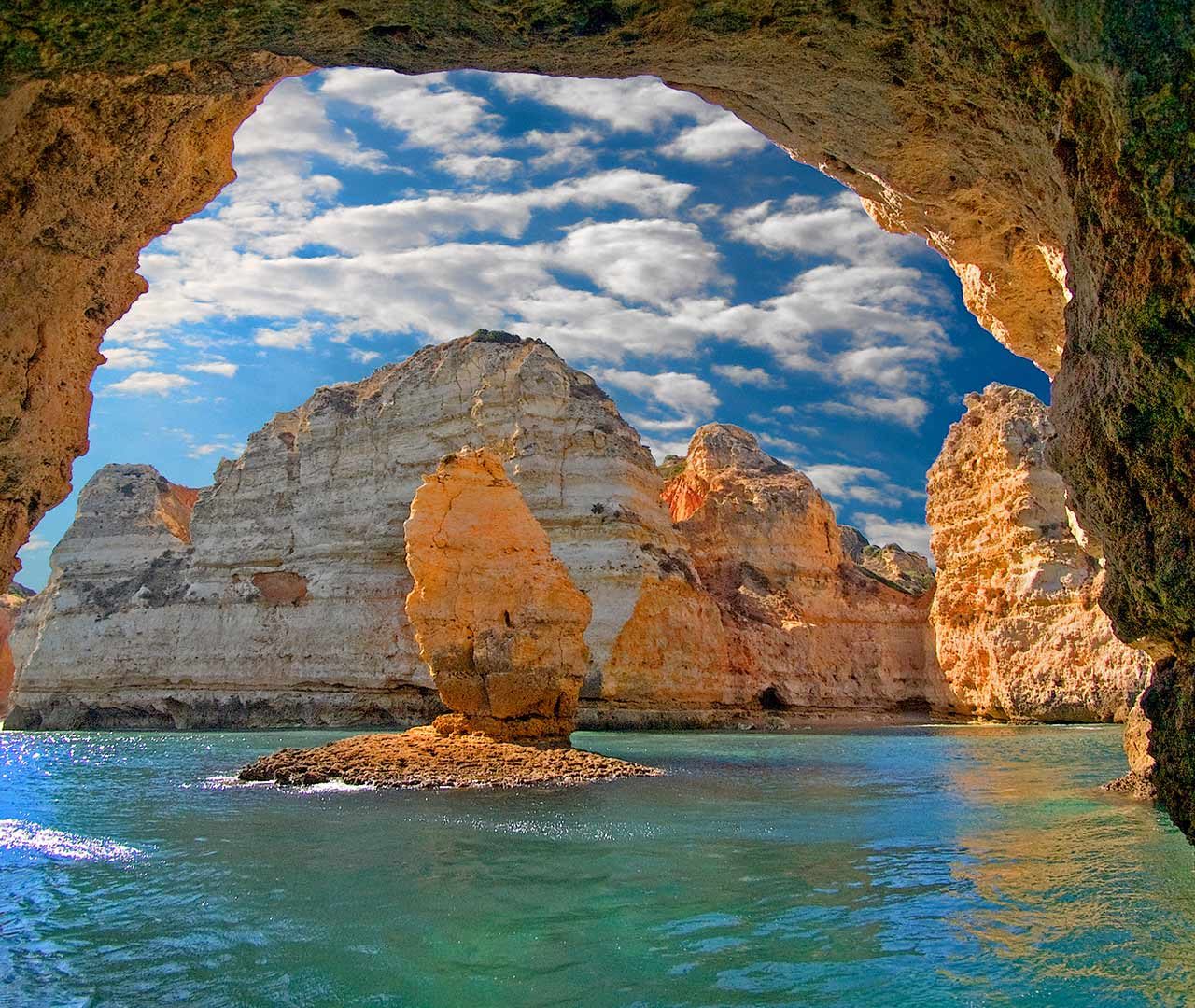 Арка в воде. Морская пещера в Алгарве, Португалия. Кипр скала арка. Бенагил в Алгарве Португалия. Грот скала.