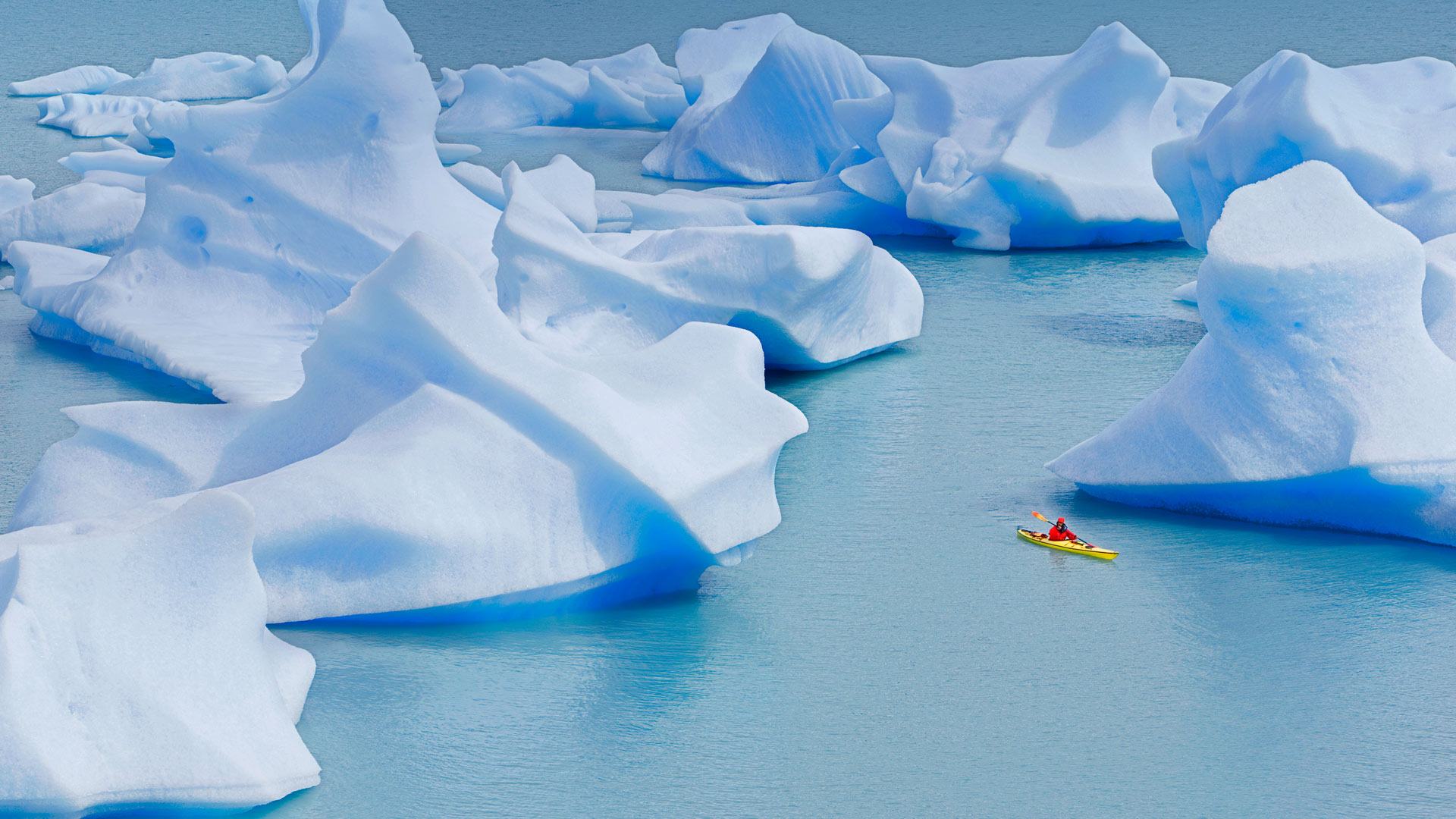 Lago Gray Kayaker