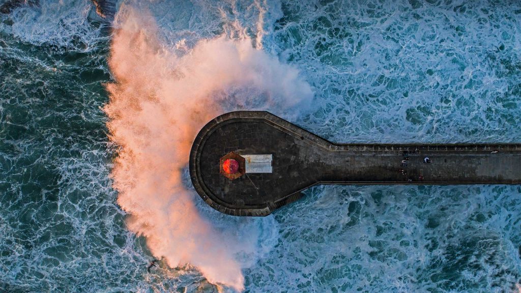 Lighthouse Wave